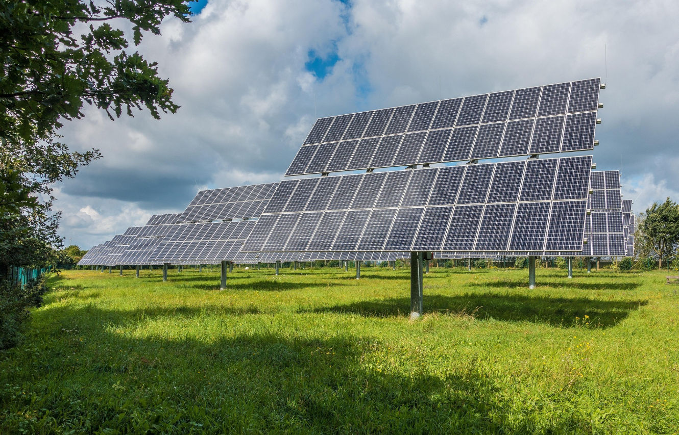 Photo montrant des panneaux solaires dans un pré.