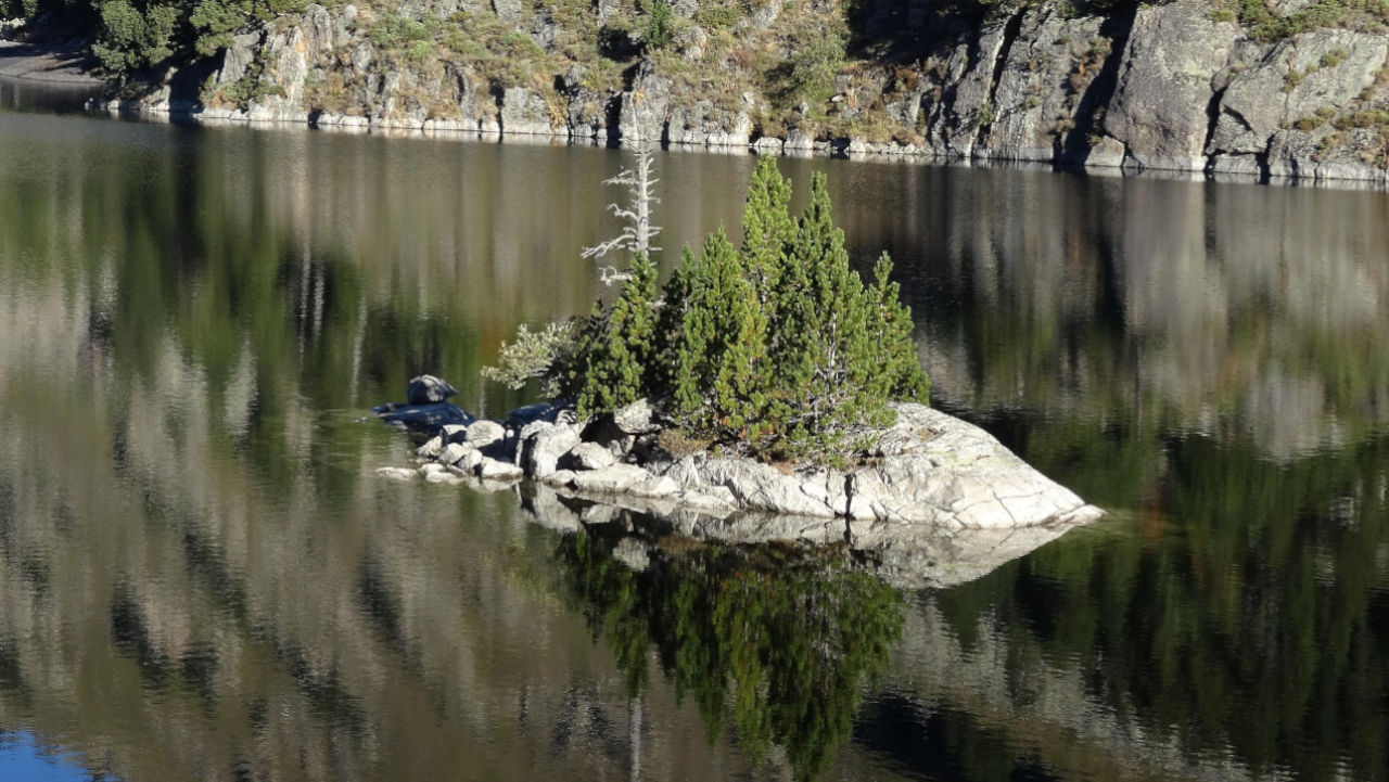 Photo d'un lac de montagne.