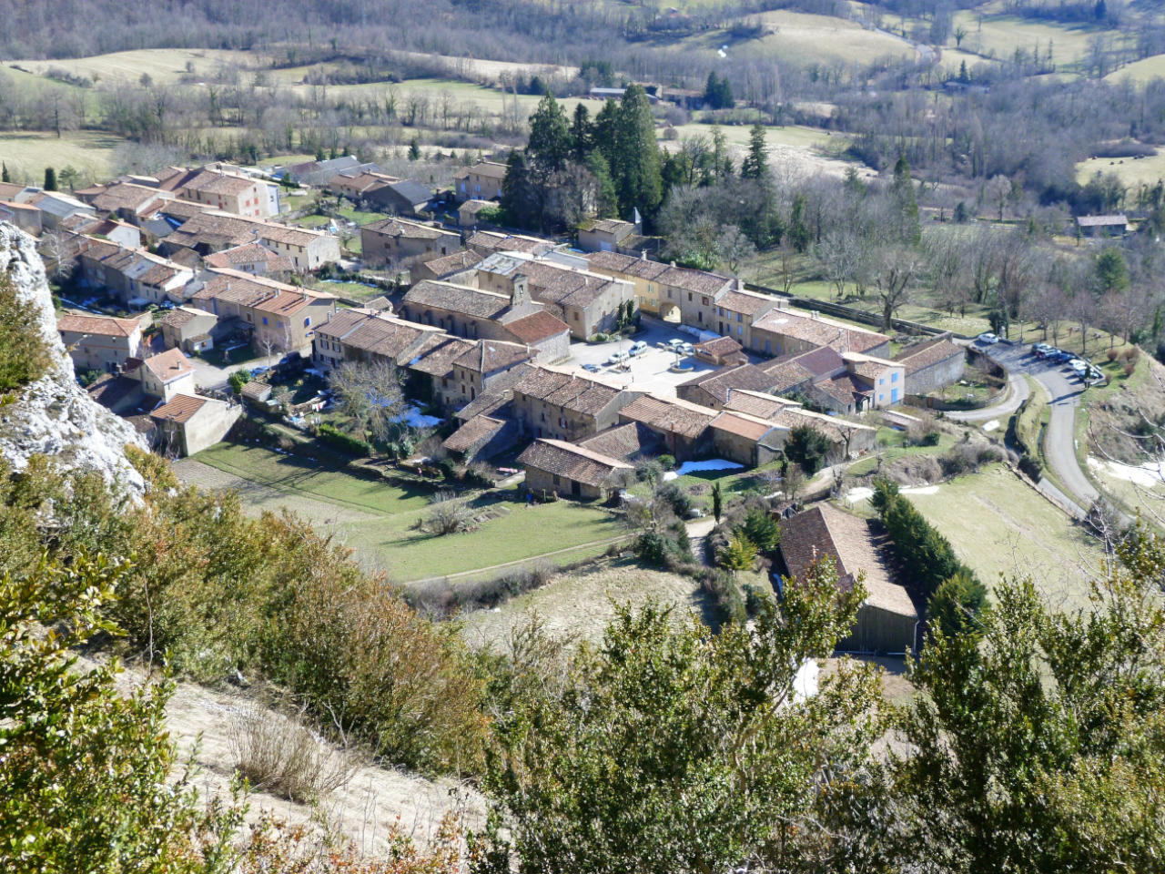 Photo d'un petit village de montagne en Ariège.