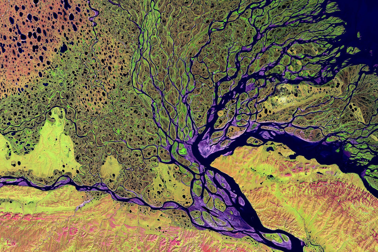 Vue satellite montrant plusieurs cours d'eau qui se rejoignent
